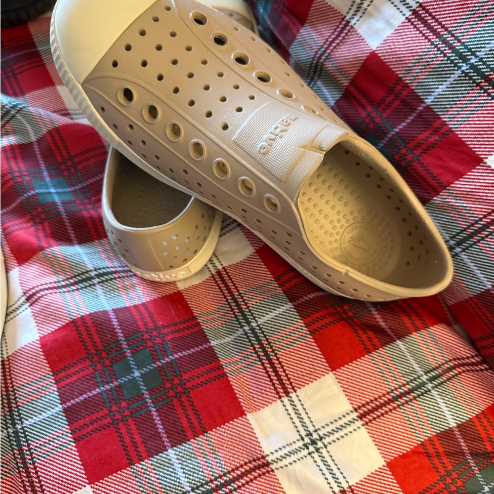 Native Woman’s Cream Slip-On Sneakers